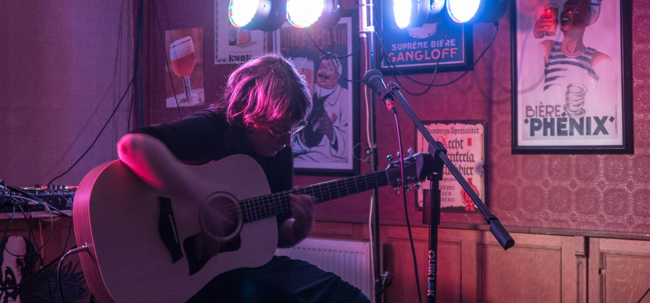 Alys Rain performing at Shakespeares